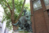 Statue von Ferdinand Franz Wallraf vor dem MAKK