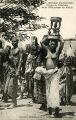 505 - Afrique Occidentale - Groupe de Féticheurs - Jeune Fille portant un Fétiche 