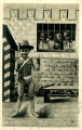 (Fotomontage von einem kleinen Kind in Kolonialuniform mit gefangenen Kindern) 