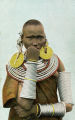 Masaifrau vom Moru, geschmückt mit Spiralen und Ringen aus Messing-, Eisen- und Kupferdraht, Deutsch-Ost-Afrika. 
