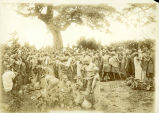 (Foto einer Menschenmenge auf einem Markt) 