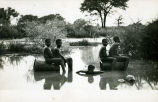 (Foto einer Gruppe Kinder am Wasser) 