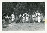 (Foto einer Gruppe auf einer Wiese vor einem Wald) 
