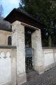 Kleines Eingangstor gegenüber der Kapelle des Melatenfriedhofs