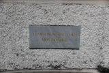 Inschrift am westlichen Haupteingang des Melatenfriedhofs, links.