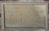 Inschriftentafel an der Südmauer des Melatenfriedhofs